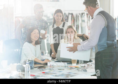 Designer di moda il brainstorming con le prove e i campioni in carica Foto Stock