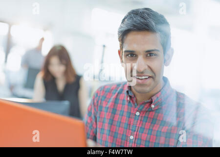 Ritratto fiducioso imprenditore con tavoletta digitale Foto Stock