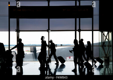 La gente in aeroporto di Barcellona Foto Stock