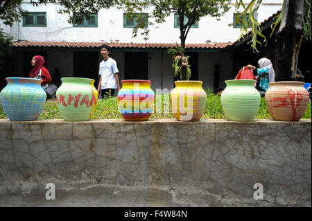 Jakarta, Indonesia. 23 Ott, 2015. Caraffe in ceramica sono visualizzati al Museo della Ceramica di Jakarta, Indonesia, Ottobre 23, 2015. 70 I bambini con particolari necessità a esprimere la loro creatività artistica da decorare caraffe. © Veri Sanovri/Xinhua/Alamy Live News Foto Stock