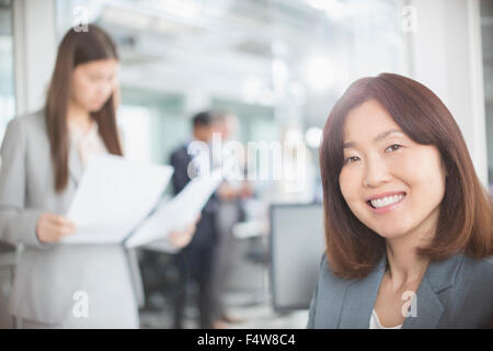 Ritratto fiducioso imprenditrice in office Foto Stock