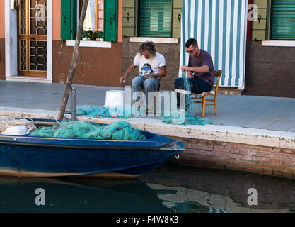 Venezia, Italia CIRCA NEL SETTEMBRE 2015: i pescatori riparare le reti dopo una notte di pesca. Foto Stock