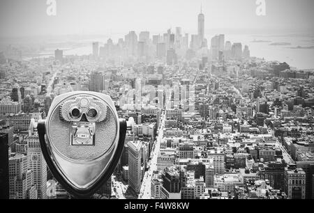 In bianco e nero dai toni binocoli turistici sulla Skyline di Manhattan, New York City, Stati Uniti d'America. Foto Stock