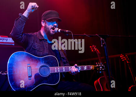 Milano Italia. 22 ottobre 2015. L'Americano blues rock band il record di società si esibisce dal vivo sul palco all'Alcatraz apertura della mostra di Blackberry credito Fumo: Rodolfo Sassano/Alamy Live News Foto Stock