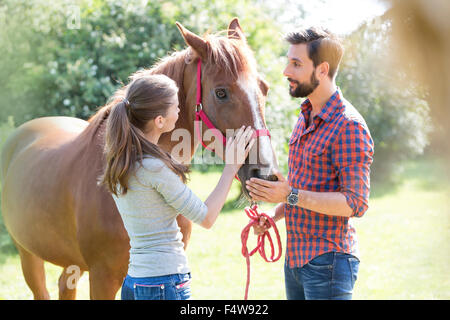 Giovane petting cavallo Foto Stock