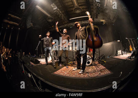 Milano Italia. 22 ottobre 2015. L'Americano blues rock band il record di società si esibisce dal vivo sul palco all'Alcatraz apertura della mostra di Blackberry credito Fumo: Rodolfo Sassano/Alamy Live News Foto Stock