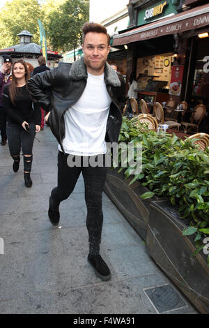 Londra, UK, 8 Ott 2015: Olly Murs visto presso Global House di Londra Foto Stock