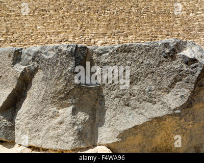 Nero basalto blocchi di pavimentazione che conduce alla grande Piramide di Khufu sull'altopiano di Giza, le Grandi Piramidi di Giza, il Cairo, Egitto Foto Stock