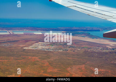 La città di Karratha nella remota regione di Pilbara Australia occidentale dall'alto con saline sullo sfondo Foto Stock