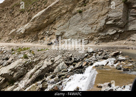 India, Himachal Pradesh, Lahaul e Spiti, Darcha, western ciclisti con tandem mettendo in pausa prima di flusso di attraversamento Foto Stock