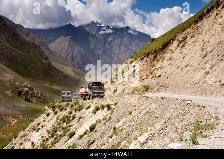 India, Himachal Pradesh, Lahaul e Spiti, Darcha, petroliere in stretto tratto di autostrada Leh-Manali Foto Stock