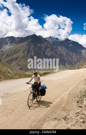 India, Himachal Pradesh, Lahaul e Spiti, Darcha, solista ciclista femmina sulla autostrada Leh-Manali sebbene montagne Foto Stock