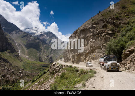 India, Himachal Pradesh, Lahaul e Spiti, Darcha, il traffico sulla montagna stretto tratto di autostrada Leh-Manali Foto Stock