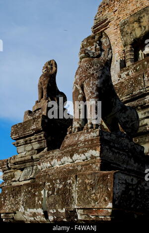 2 leone di pietra custodi davanti al tempio di pre Rup, la East Baray, Parco Archeologico di Angkor, Siem Reap, Cambogia Foto Stock