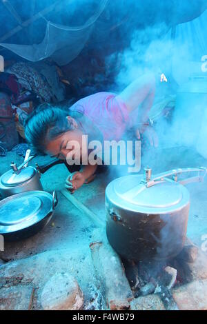 Kathmandu, Nepal. Xvii oct, 2015. Aiti Tamang dal Nepal accende un fuoco di legna in un campo di rifugiati in Thali sul bordo di Kathmandu, Nepal, 17 ottobre 2015. Come la maggior parte delle 270 persone che rimanere nel campo Tamang è da Tatopani in Sindhupalchok che è il quartiere con il più alto numero di morti provocati dal terremoto del 25 aprile 2015. A volte i vicini e organizzazioni di soccorso di portare acqua e cibo e coperte per il camp, ma spesso non e con la gente del camp sono lasciati a loro stessi. Foto: Doreen Fiedler/dpa/Alamy Live News Foto Stock