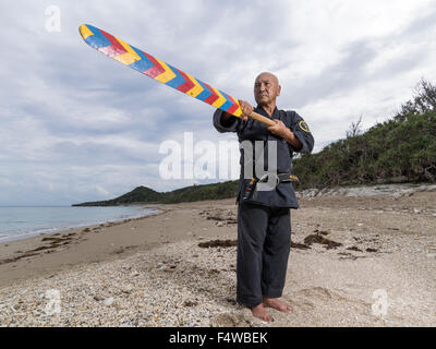 Kensho Tokumura, Hanshi 9th-dan Dento Ryukyu Kobujutsu Hozon Budo Kyokai formazione sulla spiaggia Heshikiya, Katsuren, Okinawa. 德村 賢昌 Foto Stock