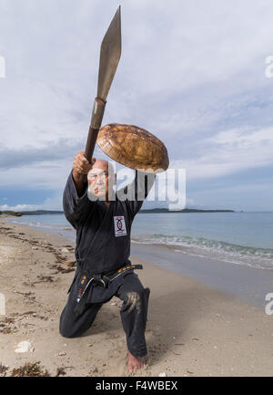 Kensho Tokumura, Hanshi 9th-dan Dento Ryukyu Kobujutsu Hozon Budo Kyokai formazione sulla spiaggia Heshikiya, Katsuren, Okinawa. 德村 賢昌 Foto Stock