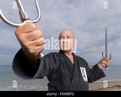 Kensho Tokumura, Hanshi 9th-dan Dento Ryukyu Kobujutsu Hozon Budo Kyokai formazione sulla spiaggia Heshikiya, Katsuren, Okinawa. 德村 賢昌 Foto Stock