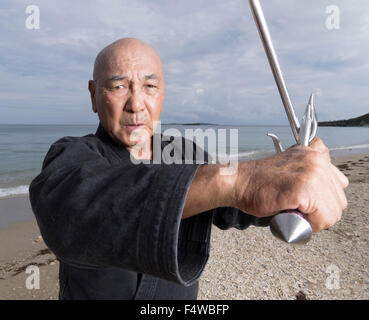 Kensho Tokumura, Hanshi 9th-dan Dento Ryukyu Kobujutsu Hozon Budo Kyokai formazione sulla spiaggia Heshikiya, Katsuren, Okinawa. 德村 賢昌 Foto Stock