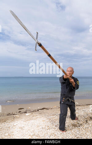 Kensho Tokumura, Hanshi 9th-dan Dento Ryukyu Kobujutsu Hozon Budo Kyokai formazione sulla spiaggia Heshikiya, Katsuren, Okinawa. 德村 賢昌 Foto Stock