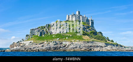 A 2 foto stitch vista panoramica di St Michael's Mount dal lato seaward dell'isola. Foto Stock