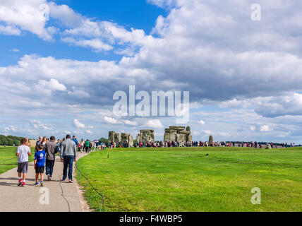 La folla di visitatori a Stonehenge, vicino a Amesbury, Wiltshire, Inghilterra, Regno Unito Foto Stock