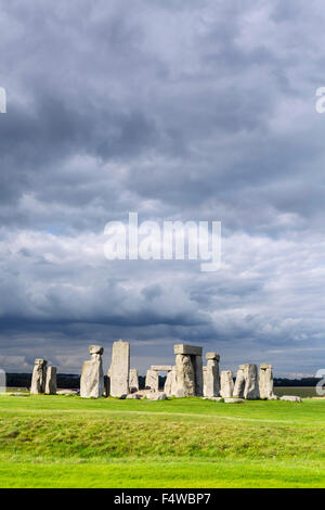 Stonehenge, vicino a Amesbury, Wiltshire, Inghilterra, Regno Unito Foto Stock