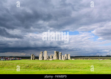 La folla di visitatori a Stonehenge, vicino a Amesbury, Wiltshire, Inghilterra, Regno Unito Foto Stock