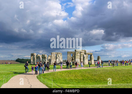 I visitatori a Stonehenge, vicino a Amesbury, Wiltshire, Inghilterra, Regno Unito Foto Stock