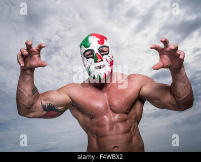 Grande maschio muscoloso lottatore messicano con bandiera maschera di wrestling Foto Stock