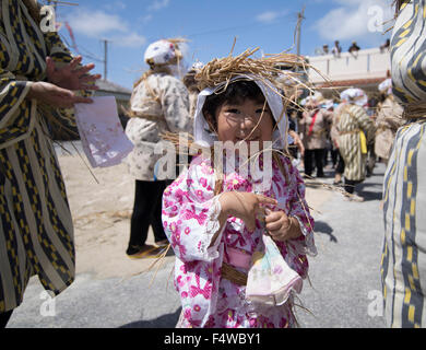 Shioya Ungami, un festival annuale di Ogimi Village, Okinawa. Donne locali di cantare e ballare prima il dragon boat race. Foto Stock