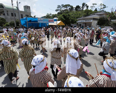 Shioya Ungami, un festival annuale di Ogimi Village, Okinawa. Donne locali di cantare e ballare prima il dragon boat race. Foto Stock