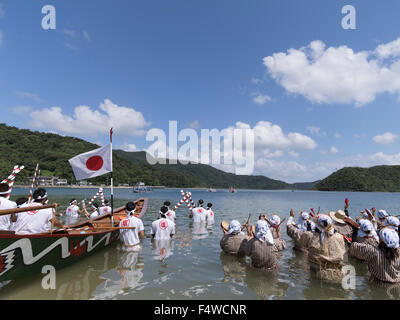 Shioya Ungami, un festival annuale di Ogimi Village, Okinawa. Donne locali di cantare e ballare in acqua come il dragon boat race. Foto Stock