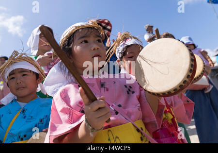 Shioya Ungami, un festival annuale di Ogimi Village, Okinawa. Ragazze locali di cantare e ballare in acqua come il dragon boat race. Foto Stock