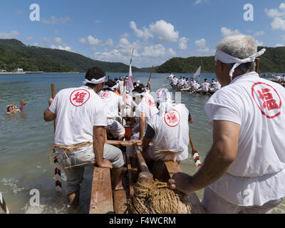 Shioya Ungami, un festival annuale di Ogimi Village, Okinawa. Donne locali di cantare e ballare in acqua come il dragon boat race. Foto Stock