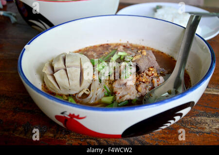 Caldo e pasta speziata e grande polpetta con bacchette , asian noodle Foto Stock