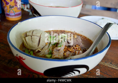 Caldo e pasta speziata e grande polpetta con bacchette , asian noodle Foto Stock