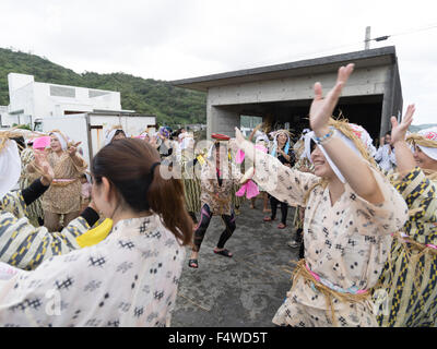 Shioya Ungami, un festival annuale di Ogimi Village, Okinawa. Donne locali di cantare e ballare dopo il dragon boat race. Foto Stock