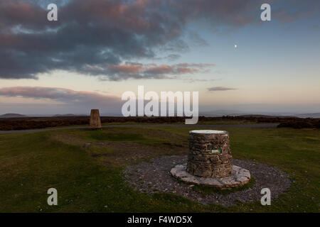 Il toposcope e trig punto sulla sommità della lunga Mynd, Church Stretton, Shropshire, Regno Unito, con la luna nel cielo Foto Stock