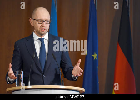 Berlino, Germania. 23 Ott, 2015. Ukrainian Primo Ministro Arseni Jazenjuk parla durante una manifestazione di apertura dell'economia German-Ukrainian conferenza presso l'economia tedesca House a Berlino, Germania, 23 ottobre 2015. Foto: RAINER JENSEN/DPA/Alamy Live News Foto Stock