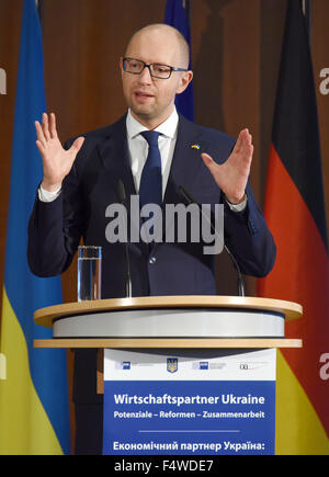 Berlino, Germania. 23 Ott, 2015. Ukrainian Primo Ministro Arseni Jazenjuk parla durante una manifestazione di apertura dell'economia German-Ukrainian conferenza presso l'economia tedesca House a Berlino, Germania, 23 ottobre 2015. Foto: RAINER JENSEN/DPA/Alamy Live News Foto Stock