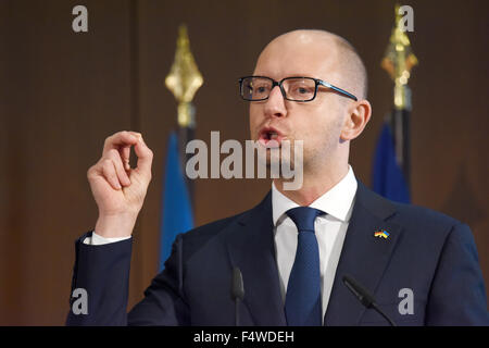 Berlino, Germania. 23 Ott, 2015. Ukrainian Primo Ministro Arseni Jazenjuk parla durante una manifestazione di apertura dell'economia German-Ukrainian conferenza presso l'economia tedesca House a Berlino, Germania, 23 ottobre 2015. Foto: RAINER JENSEN/DPA/Alamy Live News Foto Stock