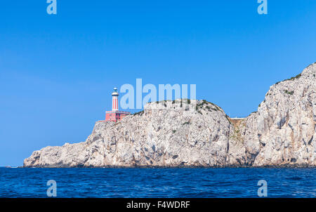 Punta Carena. Faro rosso torre sorge sulla costa rocciosa di Capri, Italia Foto Stock