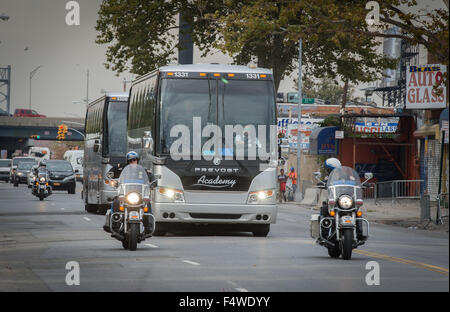 New York, NY, STATI UNITI D'AMERICA. 22 ottobre, 2015. NYPD scorta di polizia autobus lungo 126Street portante il 2015 Lega Nazionale Champion New York Mets di ritorno alla Citi Field, Giovedi, Ottobre 22, 2015. Credito: Bryan Smith/ZUMA filo/Alamy Live News Foto Stock