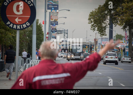 New York, NY, STATI UNITI D'AMERICA. 22 ottobre, 2015. NYPD scorta di polizia autobus lungo 126Street portante il 2015 Lega Nazionale Champion New York Mets di ritorno alla Citi Field, Giovedi, Ottobre 22, 2015. Credito: Bryan Smith/ZUMA filo/Alamy Live News Foto Stock