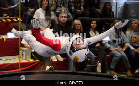 Primo Campionato del mondo in indoor skydiving inizia a Praga Repubblica Ceca, Ottobre 23, 2015. (CTK foto/Michal Kamaryt) Foto Stock