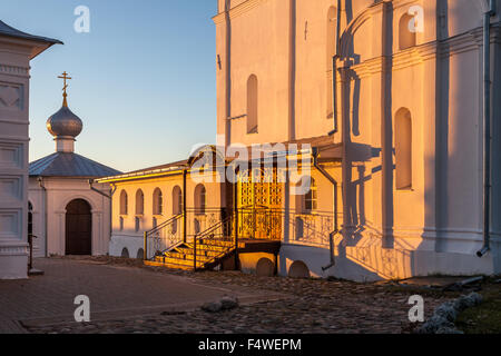 Pereslavl-Zalessky, Russia - 21 Ottobre 2015: Nikitsky monastero, è fondata nel 1010. Cortile del monastero. Foto Stock