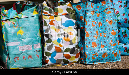 Blue shopping bags in vendita. Norfolk Broads REGNO UNITO Foto Stock