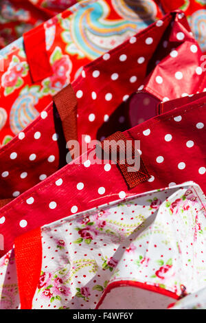 Red borse per lo shopping in vendita. Norfolk Broads REGNO UNITO Foto Stock