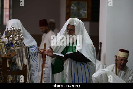 Nablus. 22 ottobre, 2015. I membri di una delle antiche comunità samaritana prega in occasione della festa dei Tabernacoli 'Sukkot' presso il loro luogo più sacro al monte Garizim in Cisgiordania settentrionale città di Nablus, su Ott. 22, 2015. Il festival ha avuto inizio il 21 Ottobre e dura una settimana, commemorando gli Israeliti esodo dall Egitto e il loro vagare nel deserto per quarant'anni prima di arrivare in terra santa. © Ayman Nobani/Xinhua/Alamy Live News Foto Stock